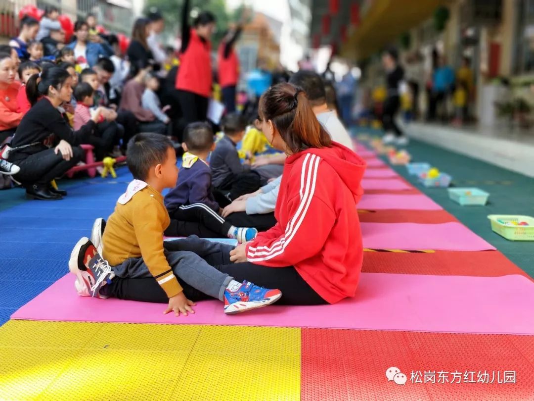 幼兒園的老師和孩子溝通要蹲下來;給拉臭臭的小朋友擦屁屁老師要蹲下