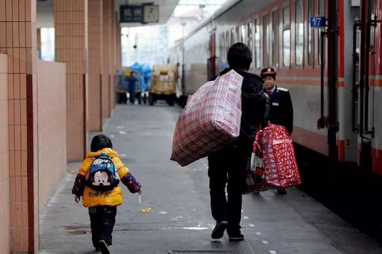 羅平在外打工的遊子,沒有搶到車票也能回家過年了!