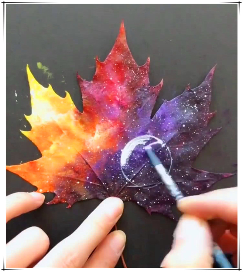 用颜料在树叶上画画图片