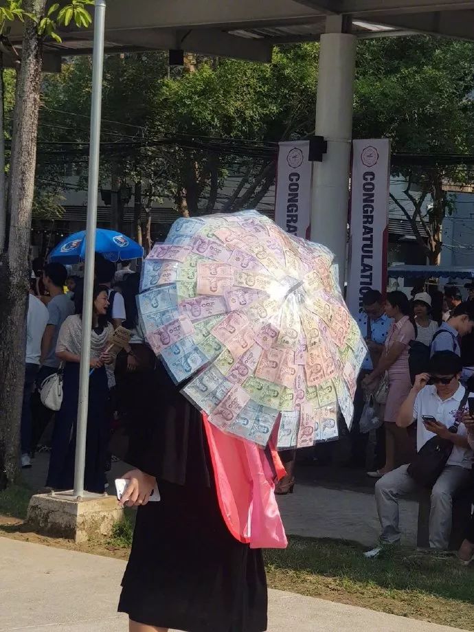 看見沒有!遮風擋雨的還得是錢!