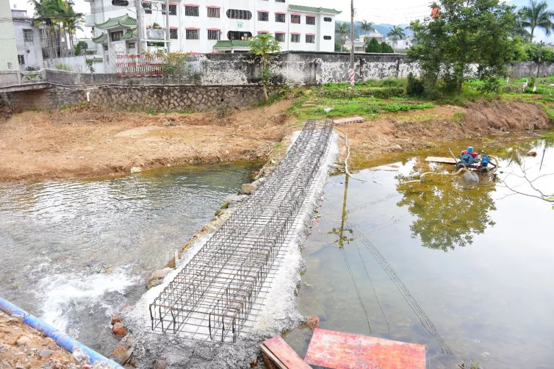 东兴溪河坝建设中