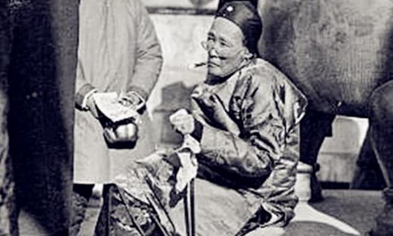 老照片:飞扬跋扈的地主婆嘴里叼着烟,高清镜头下的日本慰安妇