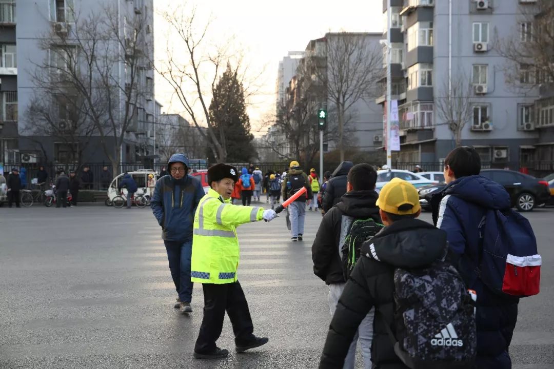 张正生护送学生过马路今年51岁的张正生,于2012年成为顺义交通支队