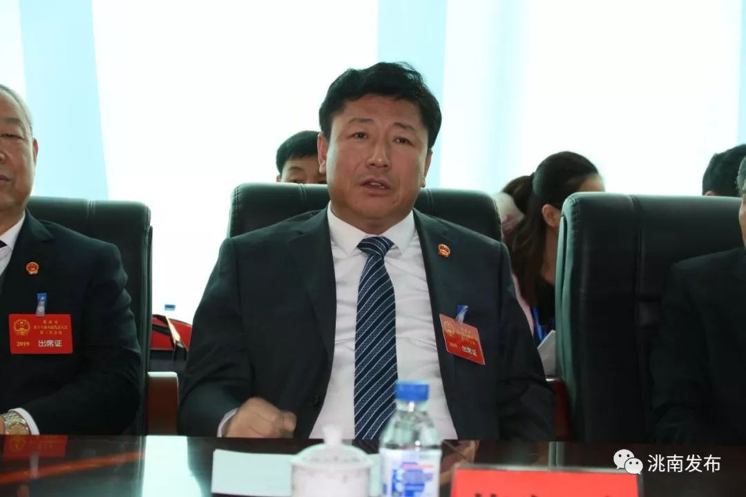 1月4日,市委书记薛智金,市人大常委会主任于洪友,市长纪纲分别到代表