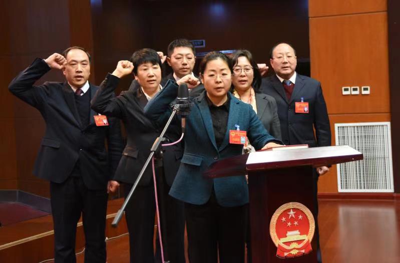 聚焦县区两会赣榆新当选区长和人大常委向宪法宣誓