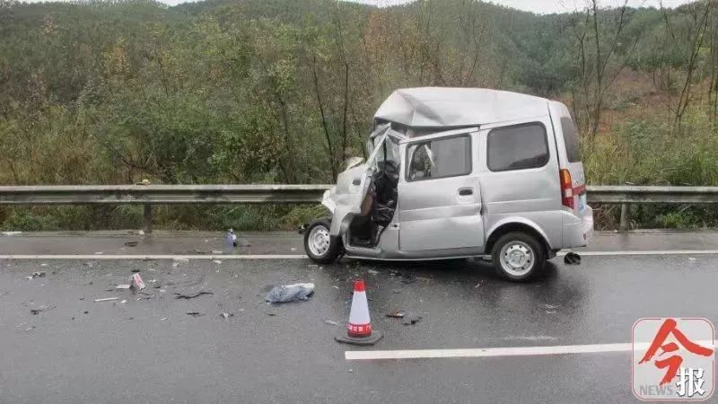 賓陽一對雙胞胎女孩奔喪途中遇車禍!_麵包車