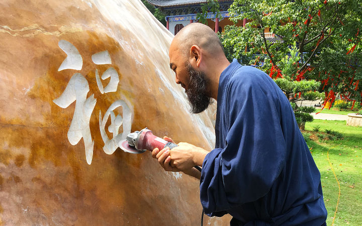 15歲信佛,18歲出家,29歲證得生命本源,30歲復建東華禪寺,7年閉關,18