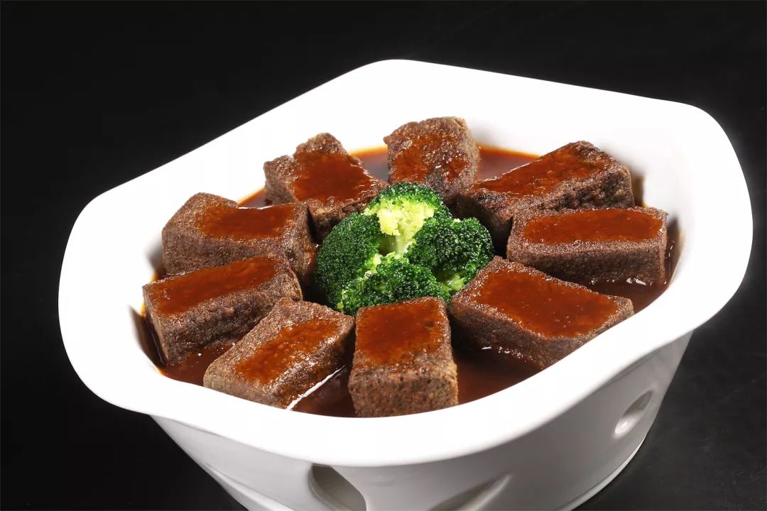 食材:自制黑豆腐味型:咸香功效:黑豆腐具有补肝肾,强筋骨,暖肠胃,明目