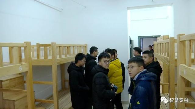 今天新泰中第一次迎接2800多名主人认门