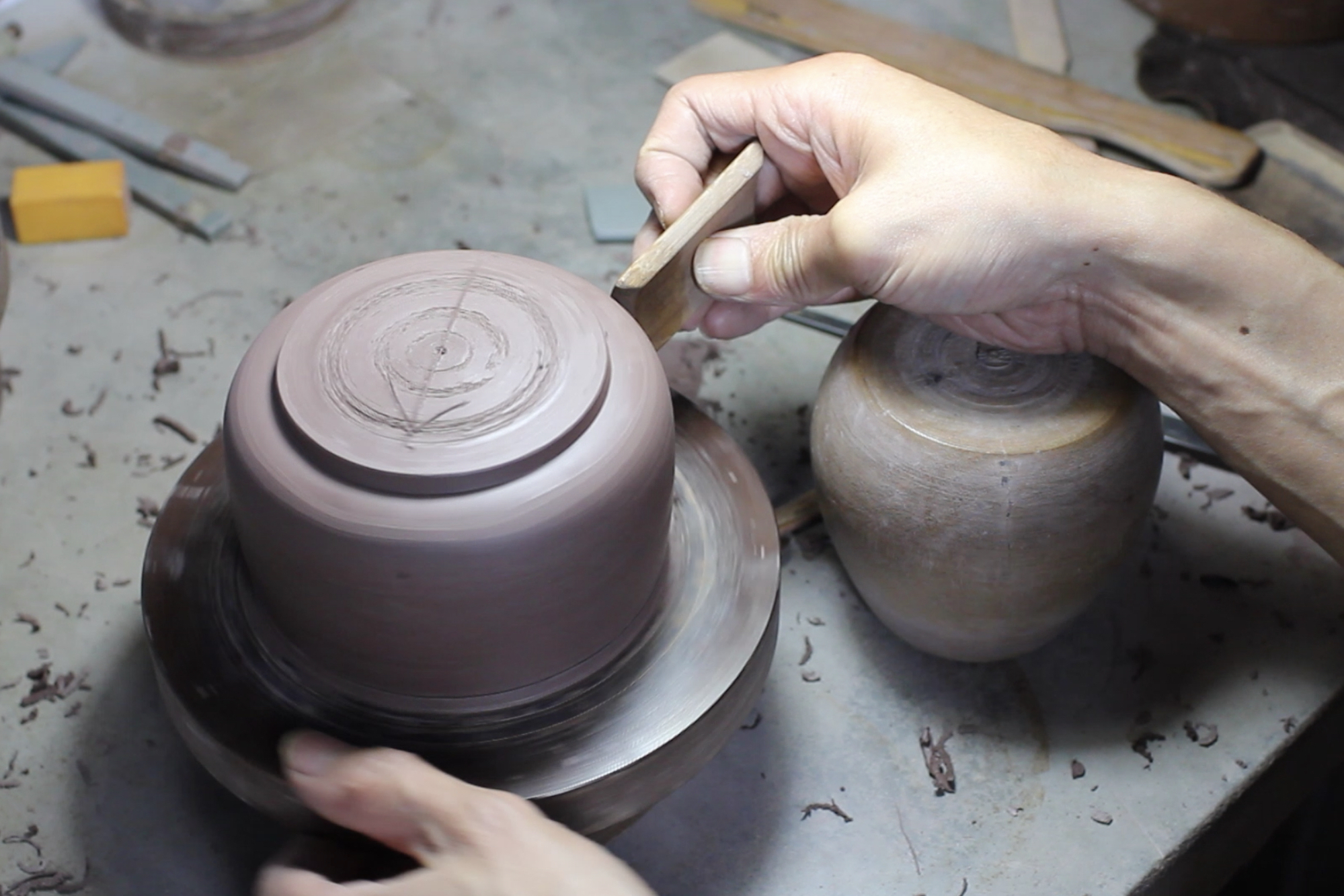 充分激发原矿砂料性能!竹篦子在紫砂壶创作中的使用示范