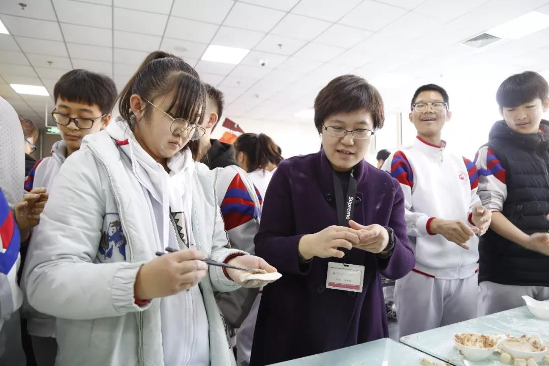 北京市八一學校保定分校冬日暖陽唱響灼灼年華九年級師生包餃子迎新年