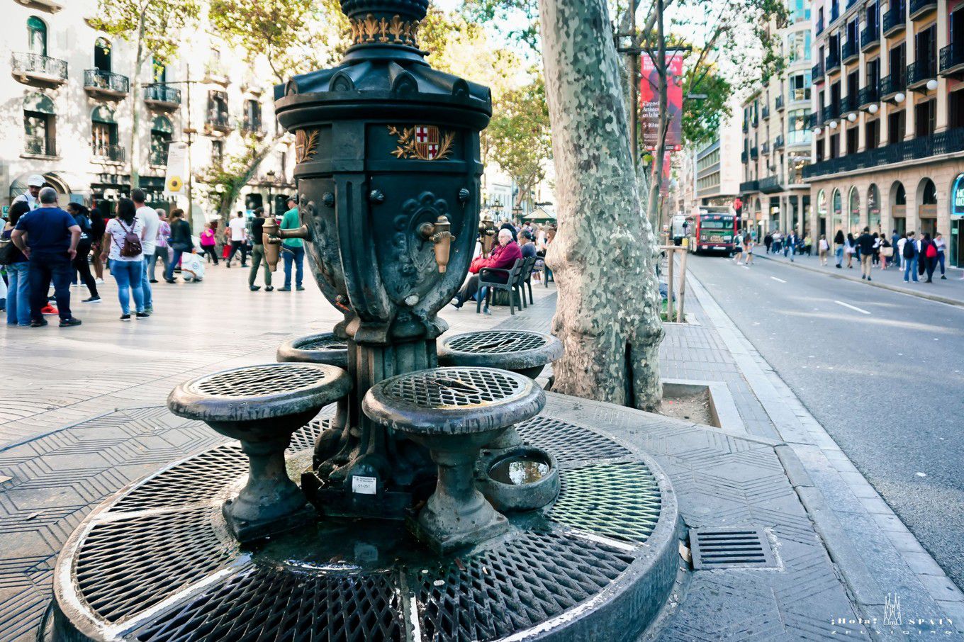 巴塞罗那有一口喷泉,喝了能再回西班牙,就在流浪者大道的入口