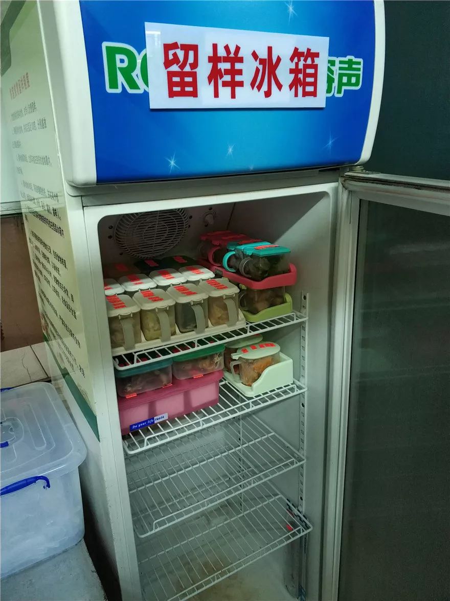 圖為學校食堂按照規定對食品進行留樣圖為已更新的食品安全管理制度