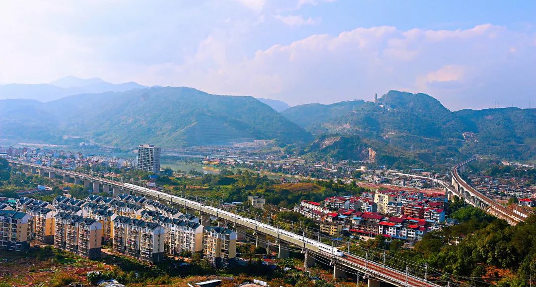 它的建成,使福建省内主要城市形成一体化生活圈,让国家铁路网杭广