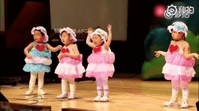 某幼儿园的晚会上, 几名小朋友表演跳舞, 其中一名小女孩, 你们都愣