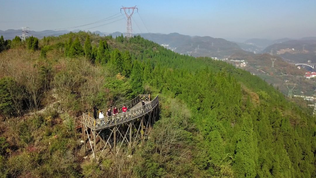 坨,石门洞,夷陵台,烽火台等,正在逐步布局旅游栈道自行车道,观景台