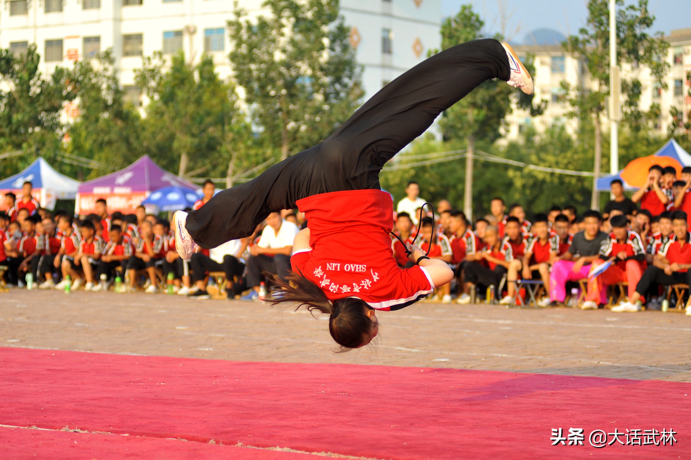 武术表演班级的男孩们向同学展示各种匪夷所思的武术动作!