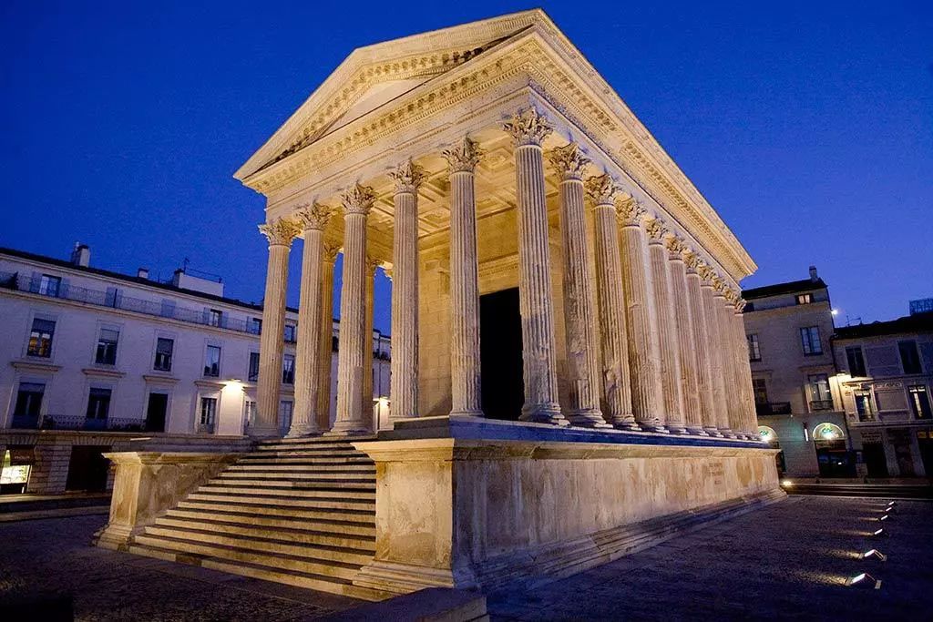 carrée)是保存最完整的罗马帝国时期的神殿建筑之一