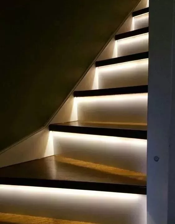 嵌入楼梯踏步板之下,见光而不见繁琐的灯具,又具有非常抢眼的视觉效果