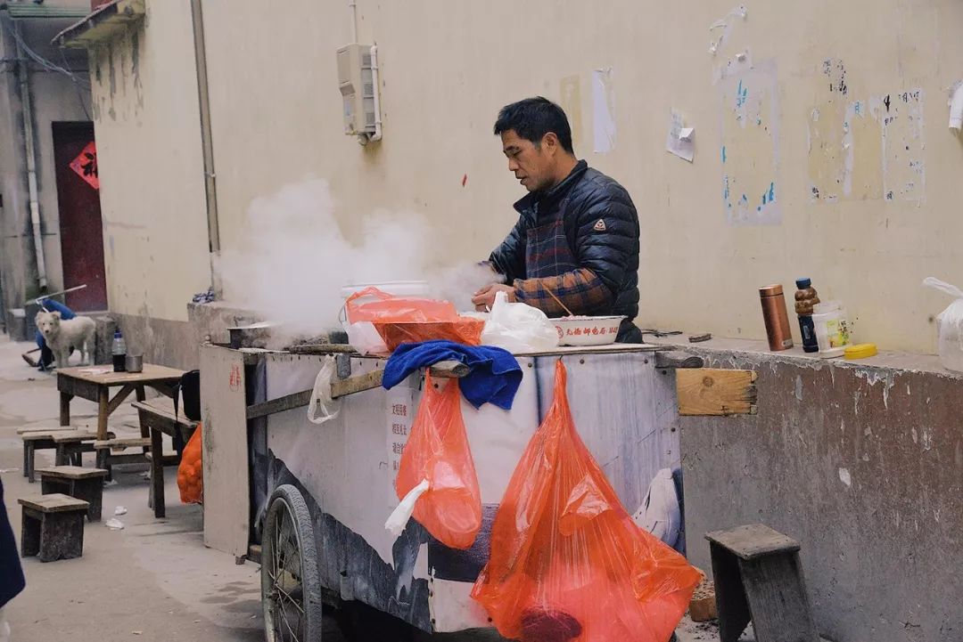 一辆柴爿馄饨小推车,从早晨开始营业,下班回家走过这辆推车,又可以是