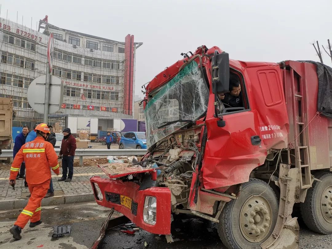 【救援一線】渣土車追尾半掛車致1人被困 岳陽消防破拆營救(視頻)