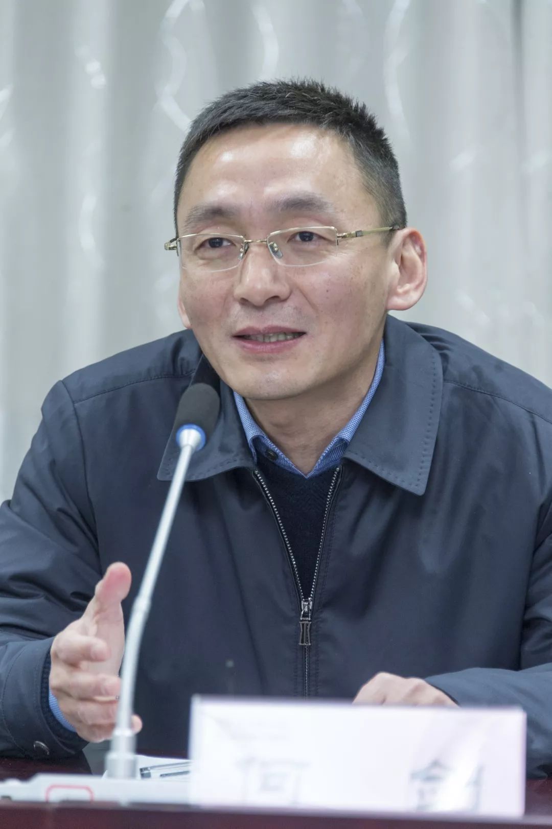 大新镇镇长何剑从创新的角度讲,我们提出了招商引才,城市建设,金融