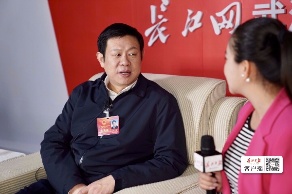 武汉市人大代表,江汉区政府区长李湛做客长江日报两会直播间,接受长江