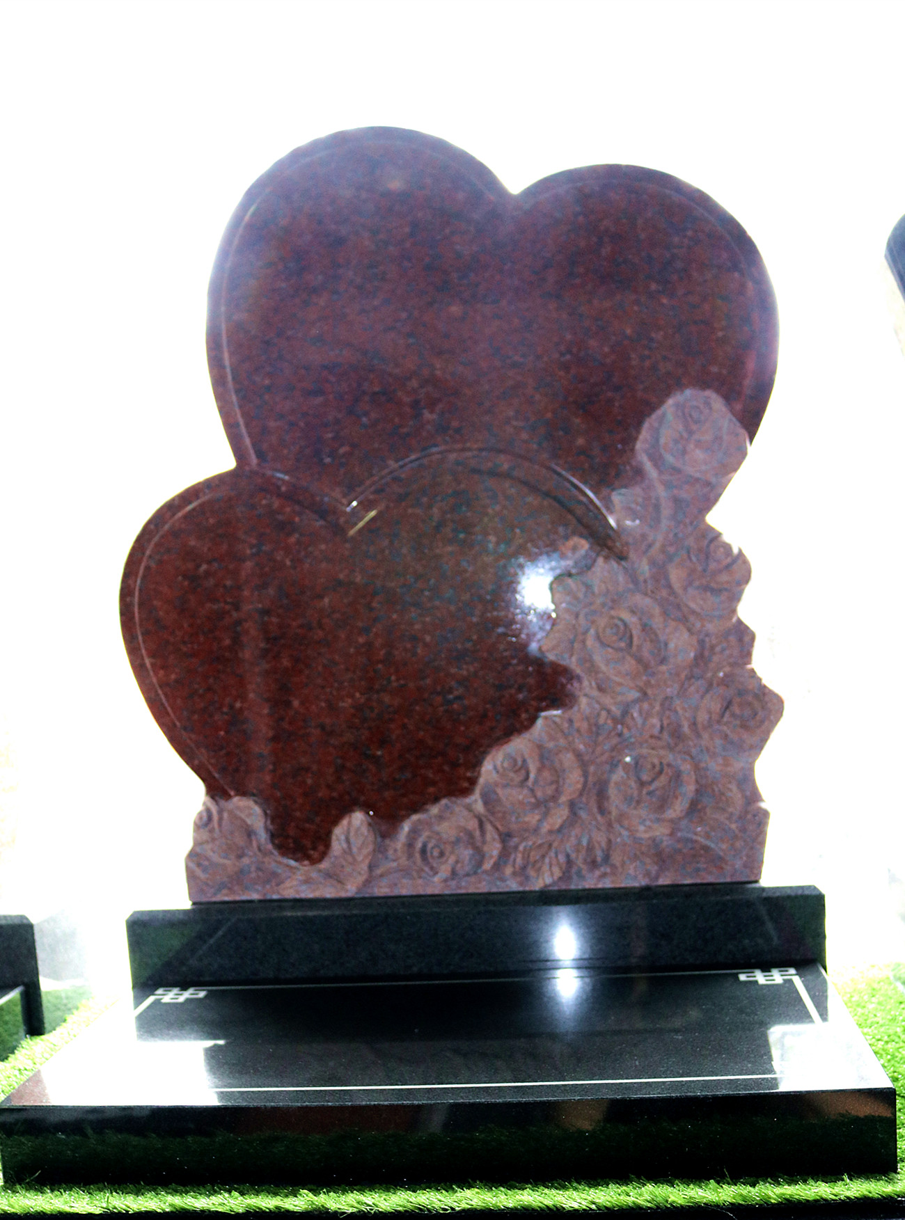 小型夫妻合葬艺术墓碑,以爱心玫瑰抒写夫妻恩爱情长的浪漫寓意