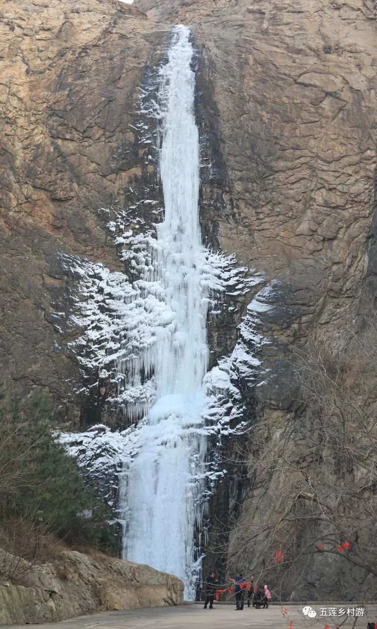 大滴水瀑布位于五莲县洪凝镇闫家南山村东北处七连山北端,门票25元.