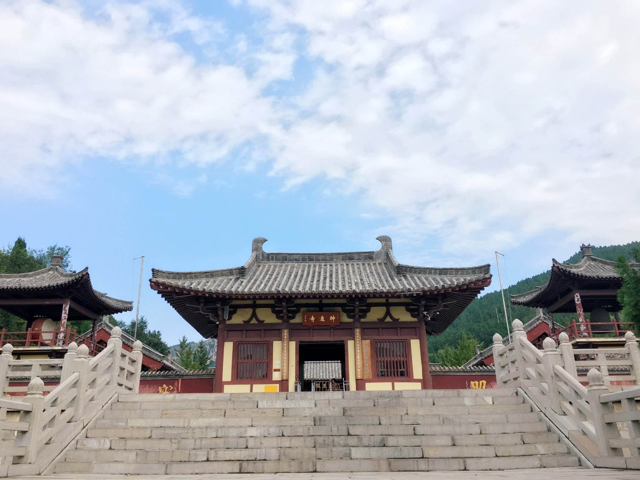 济南神通寺聊城护国隆兴寺粥府衙门一起施粥