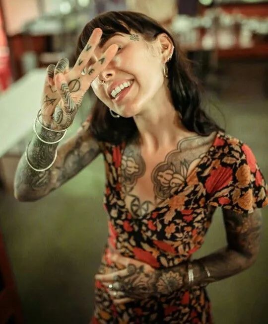 就会把这种偏见放大很多人对花臂都会有偏见图为韩国的纹身师安理娜以