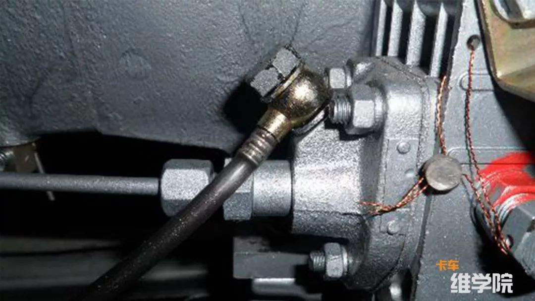 将发动机喷油泵放气螺丝松开用手油泵采油,若发现放气螺丝处开始排出
