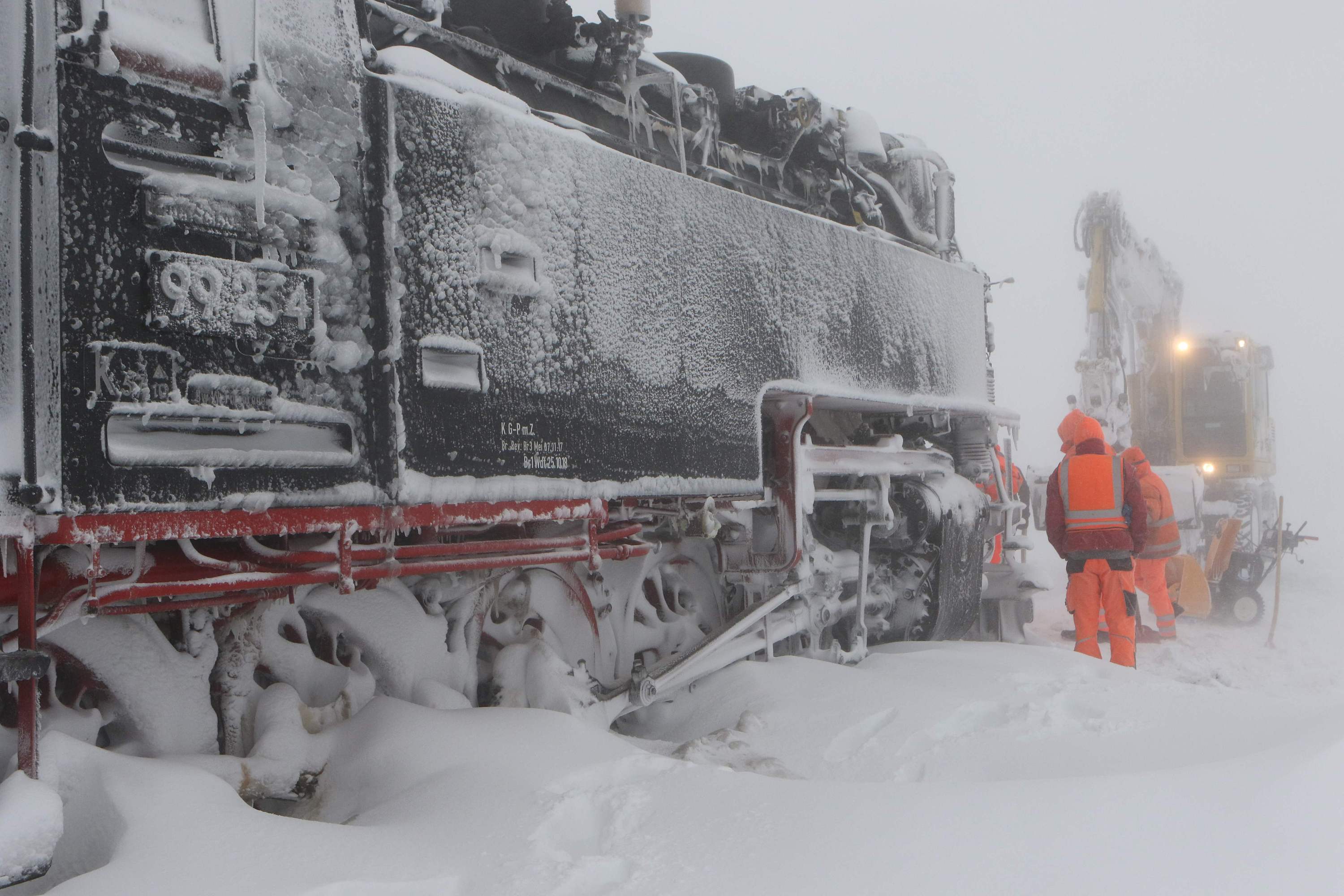 德國多地大雪紛飛 火車被困半路進退不得 國際 第6張