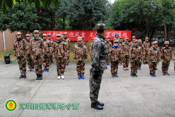 深圳龍崗區冬令營全封閉軍事化管理,並通過軍銜晉升管理機制,提升