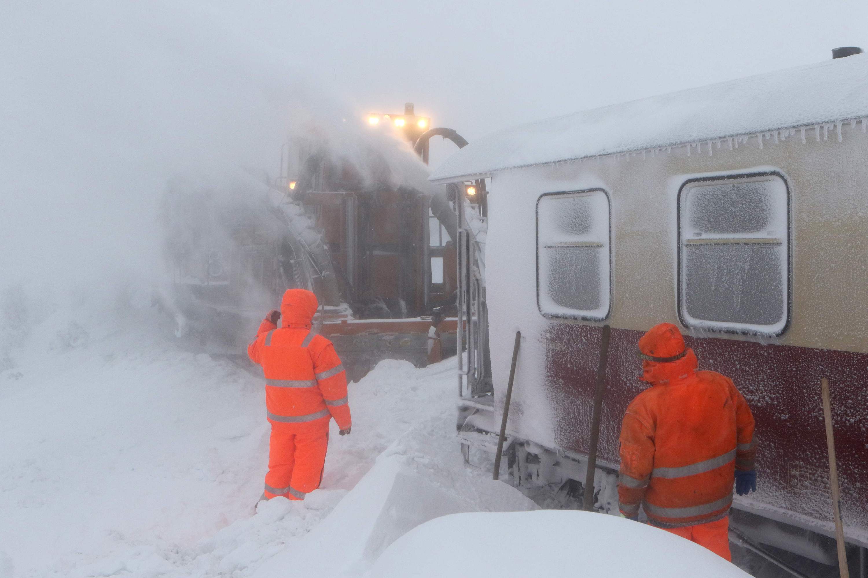 德國多地大雪紛飛 火車被困半路進退不得 國際 第3張