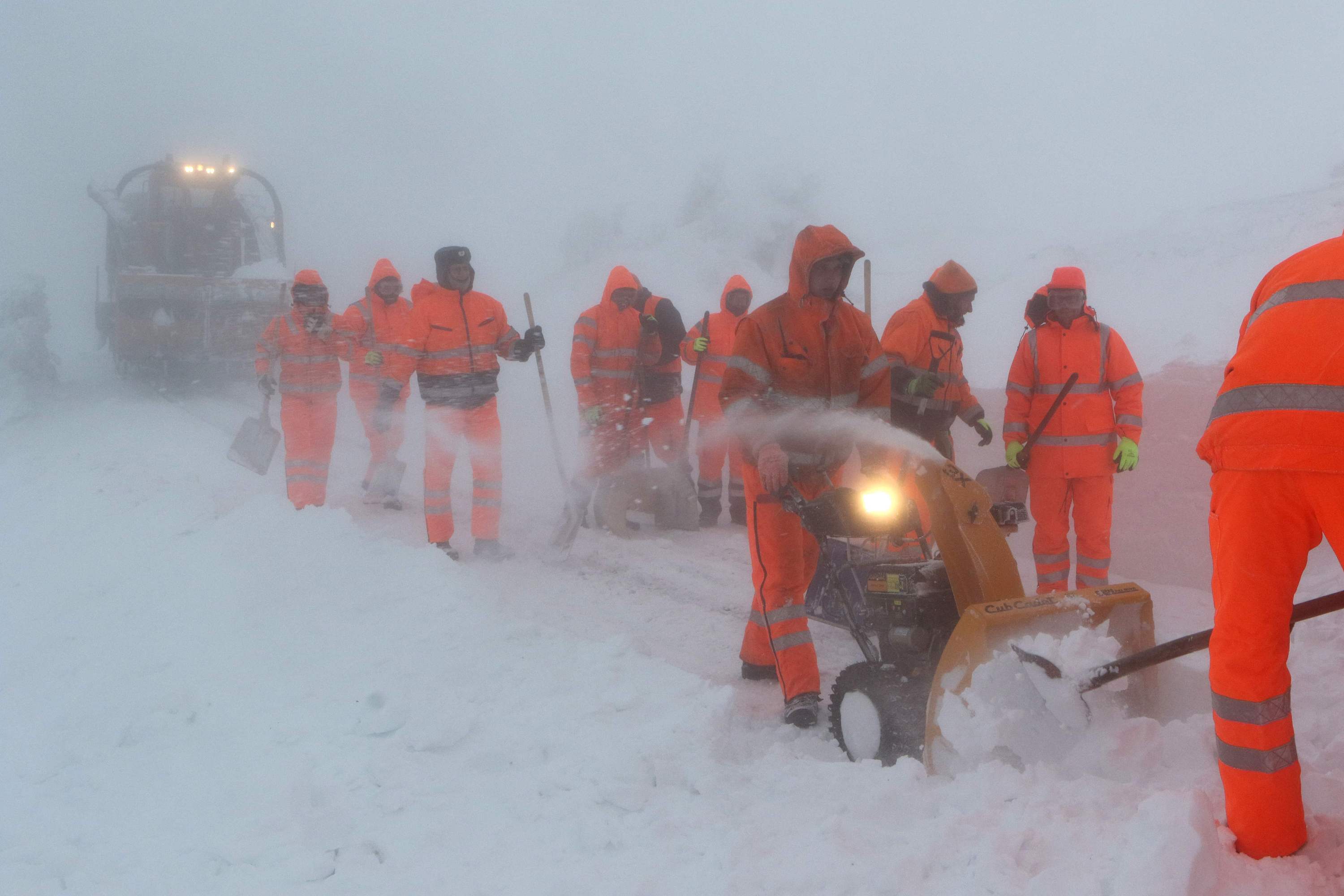 德國多地大雪紛飛 火車被困半路進退不得 國際 第5張