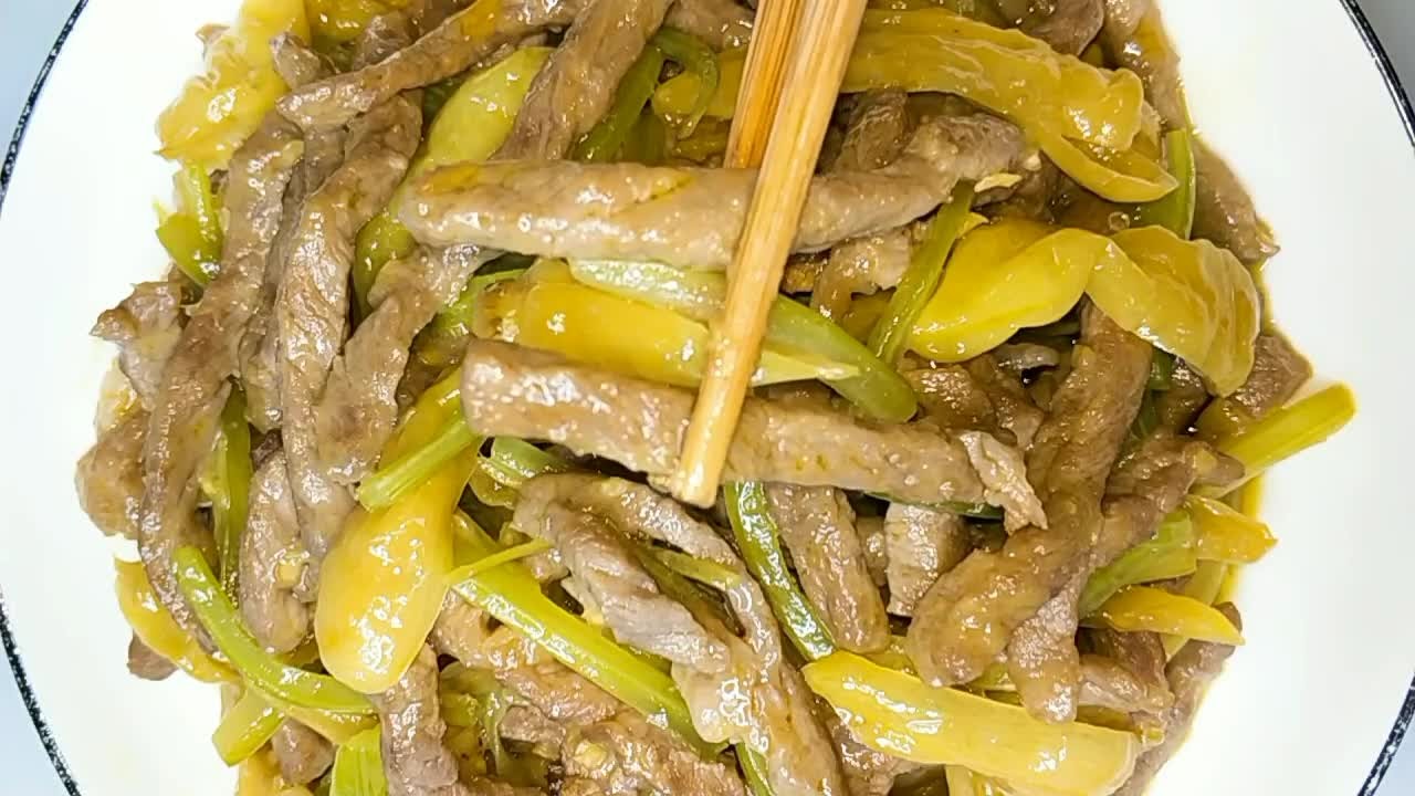 泡椒芹菜炒牛肉丝酸辣嫩滑香味诱人不太会吃辣的人停不下来