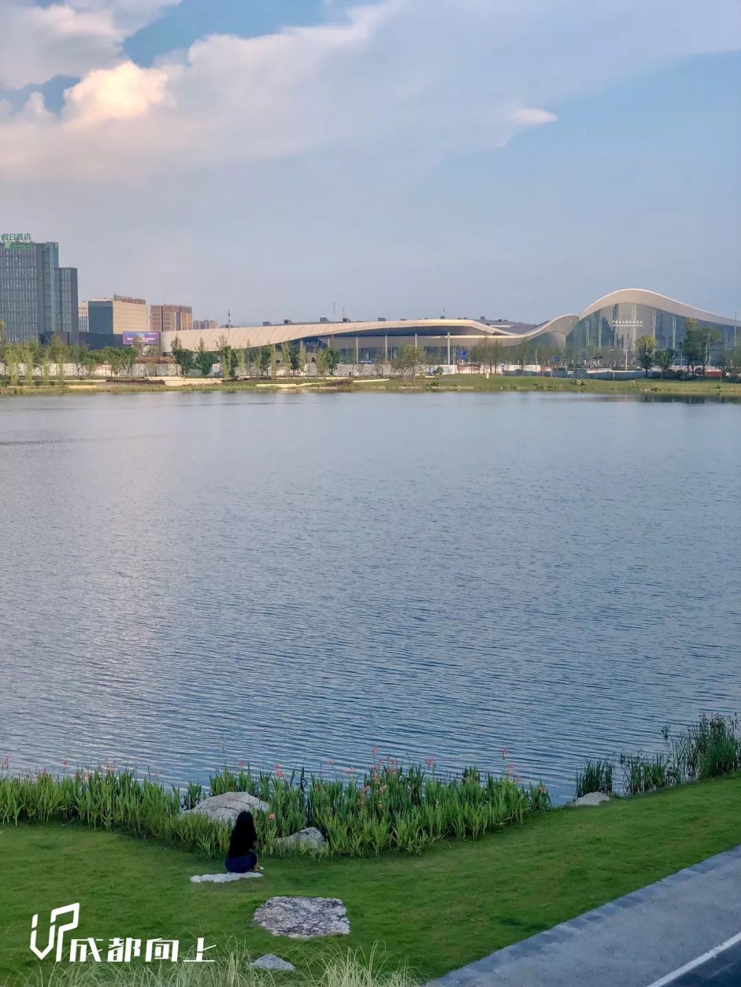 "与大自然成都科学城在此围湖而建天府新区腹地的蓝宝石水天一线,宁静