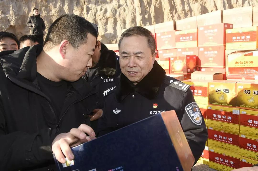据忻府区副区长,区公安局局长张鹏介绍 ,今天在现场销毁的假酒,是忻州