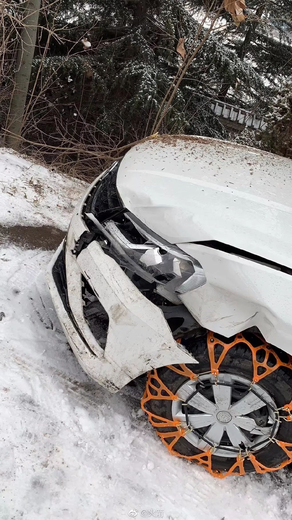 雪雪雪雪雪雪後的古城快速路發生多車追尾剮蹭