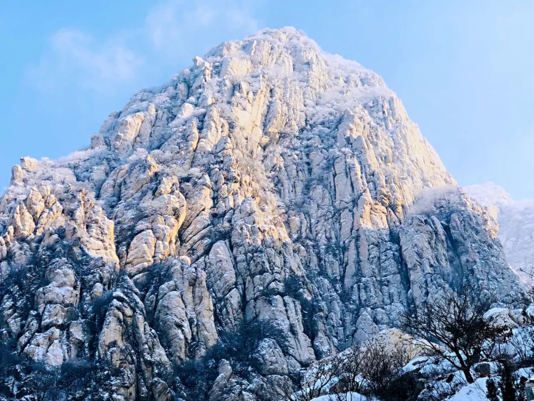 小編給大家看一組嵩山雪景接下來,推開窗戶,屋外已是白茫茫一片,出門