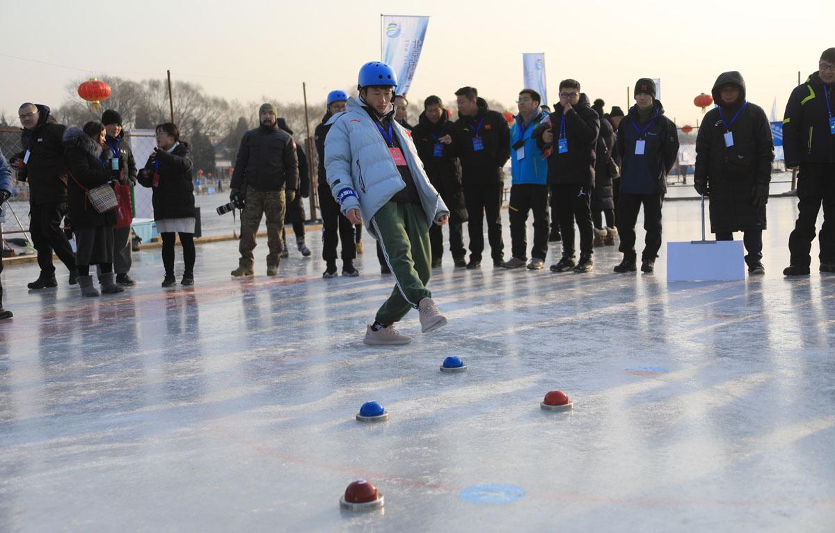 北京市首届冬运会群众项目冰蹴球方形场地比赛举行