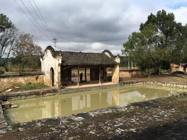 圖3:許家大院水池圖4:許家大院正屋七級青石臺階許家大院原址規模宏大