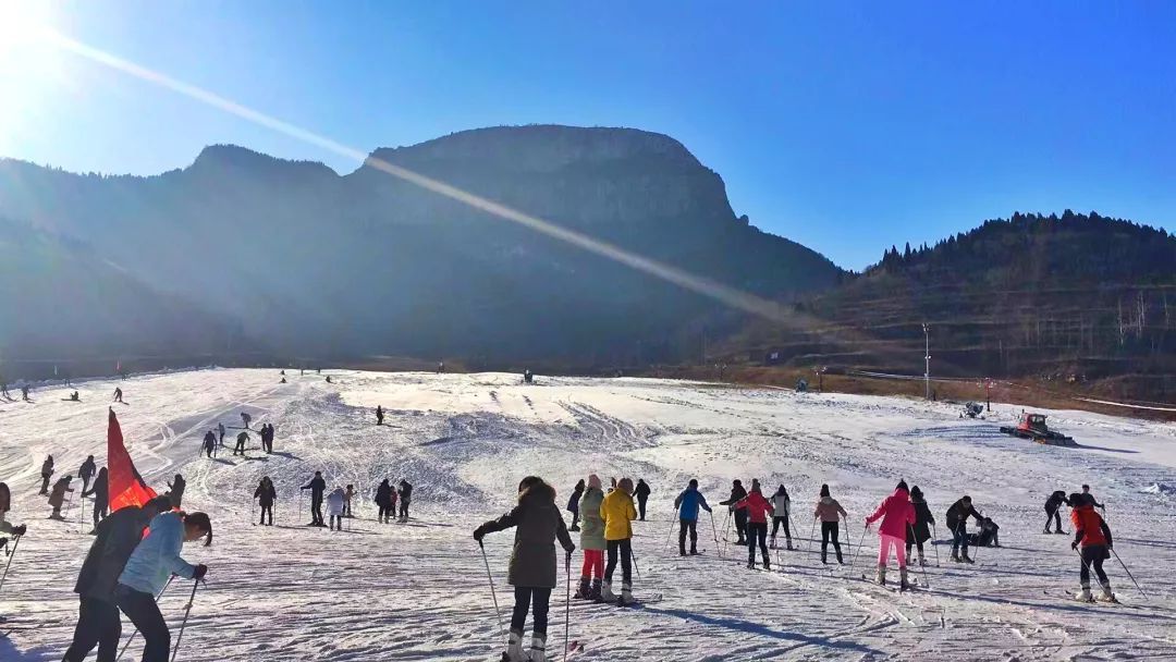 卧虎山 还有泰安徂徕山滑雪场 聊城南湖滑雪场,淄博蓝溪国际滑雪场