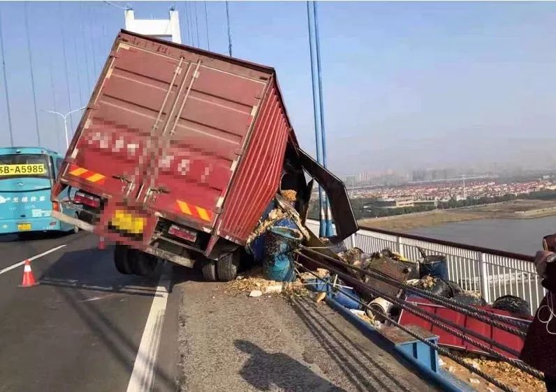 紧急: 江阴大桥又发生大卡车侧翻事故! 交警,120第一时间赶赴现场