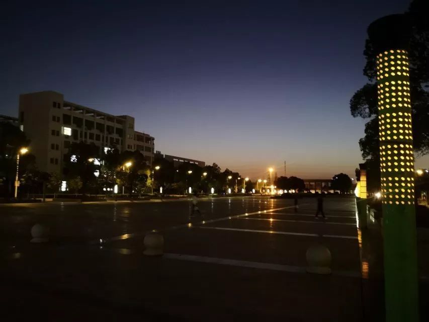 安徽财经大学夜景图片