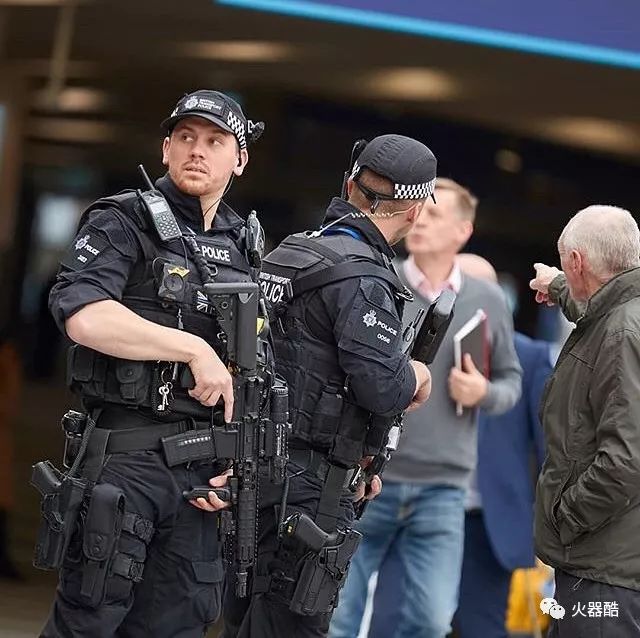 英国警察图集欧洲到底是有多乱hk417都端出来了