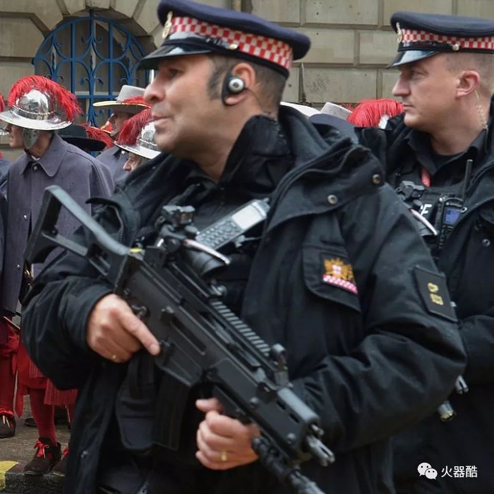 英国警察配枪图片