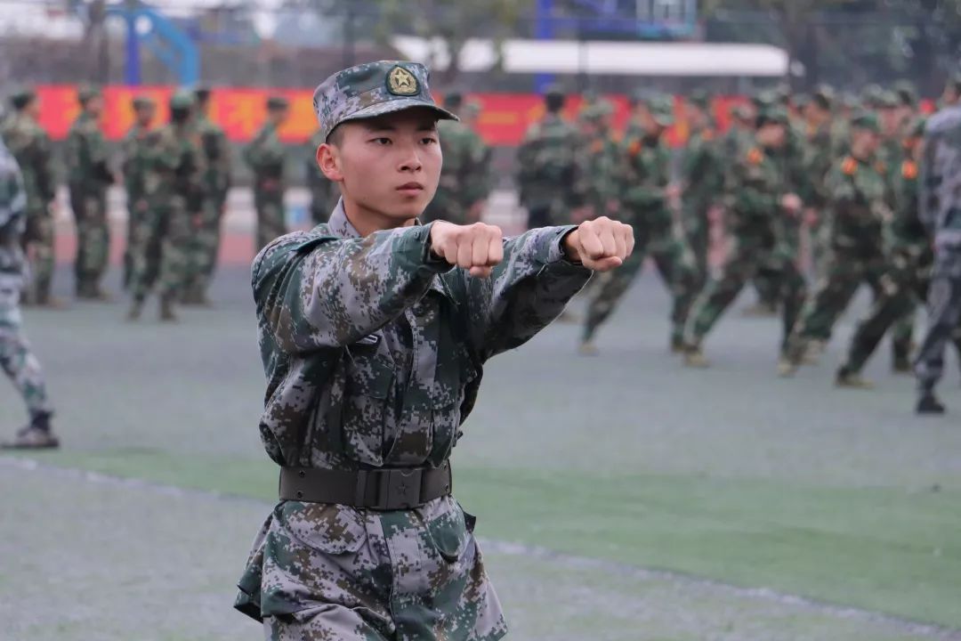 軍訓學習盧永根院士精神擒敵拳預備