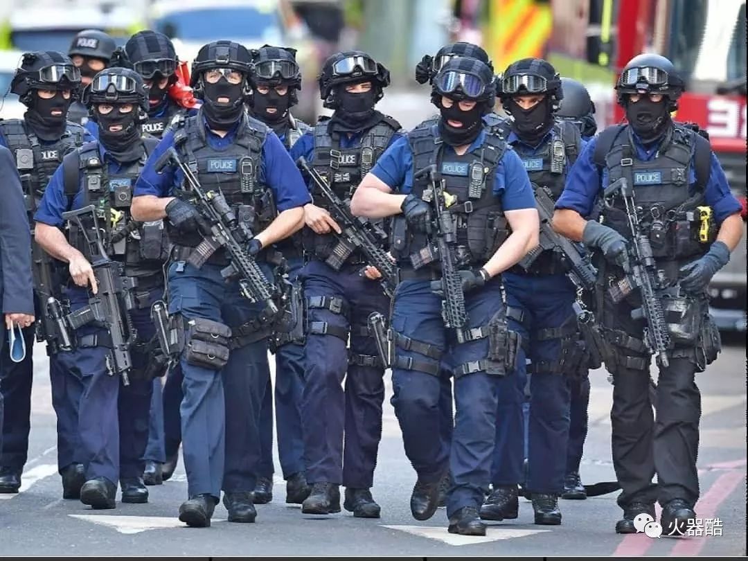 英国警察图集欧洲到底是有多乱hk417都端出来了
